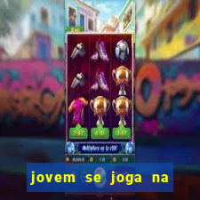 jovem se joga na linha do trem 2024